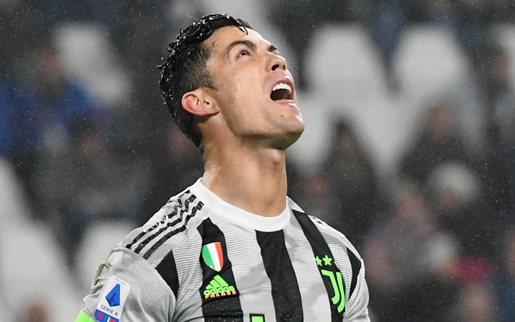 C罗最新版,球场英雄与生活中的温情守护者