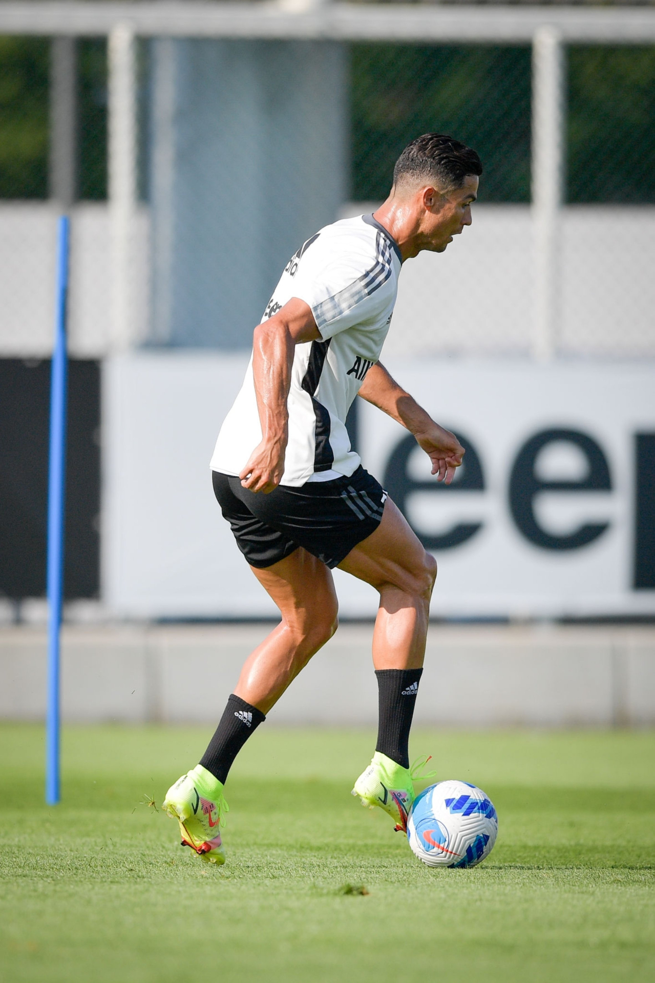 C罗最新版,球场英雄与生活中的温情守护者