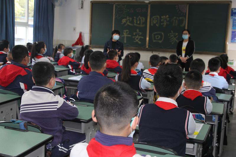 四川开学迎新季,欢乐重逢时刻启动